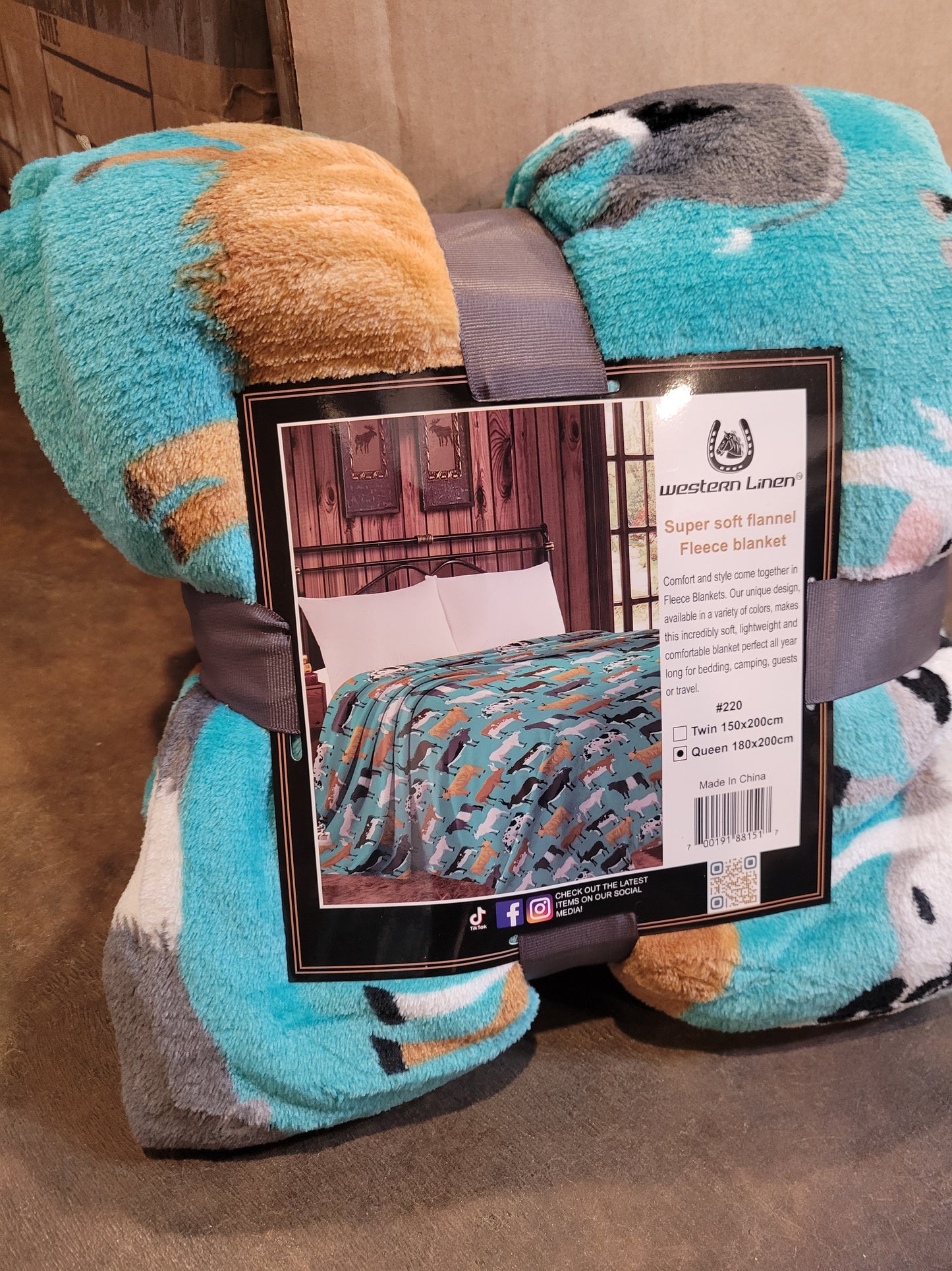 Queen Size Lightweight Throw Blanket - Cows