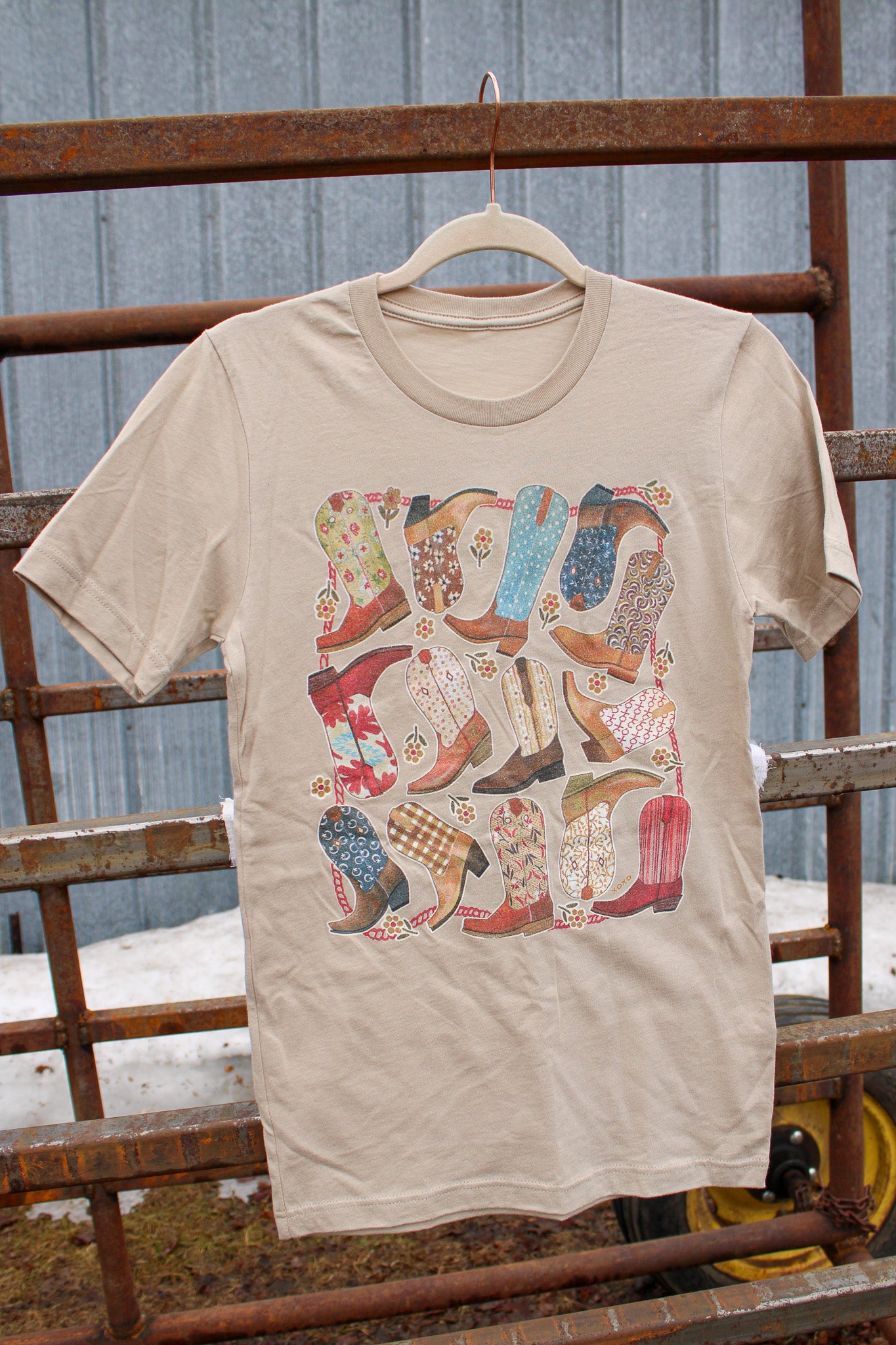 Boots tee